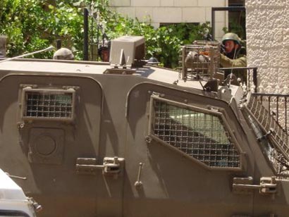 Naplouse vendredi matin : les internationaux bloquent trois jeeps et chassent des snipers